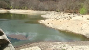 Ulusal parktaki nehir. Harika bir turizm merkezi.