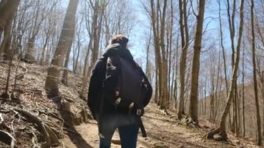 Kadın, doğa özgürlüğü, kırsal yürüyüş macerası ve sürdürülebilir seyahat için dağda yürüyüş ve sırt çantasıyla geziyor. Dağda tek başına gezen bir kadın gezgin ve sağlık tatili kaçamağı.