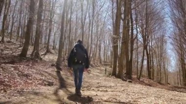 Kadın, doğa özgürlüğü, kırsal yürüyüş macerası ve sürdürülebilir seyahat için dağda yürüyüş ve sırt çantasıyla geziyor. Dağda tek başına gezen bir kadın gezgin ve sağlık tatili kaçamağı.