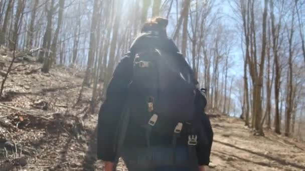 Γυναίκα Πεζοπορία Και Σακίδιο Στο Βουνό Για Την Ελευθερία Της — Αρχείο Βίντεο