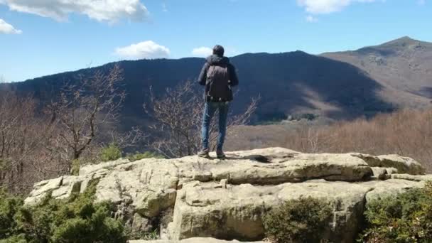 Mujer Senderismo Mochilero Montaña Para Libertad Naturaleza Aventura Senderismo Rural — Vídeos de Stock