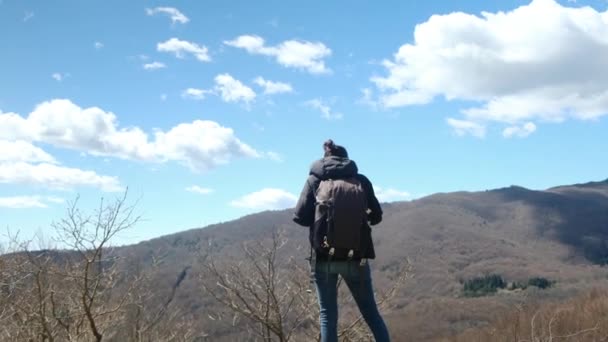 Vrouw Wandelen Rugzakken Berg Voor Natuurvrijheid Landelijke Trekking Avontuur Duurzaam — Stockvideo