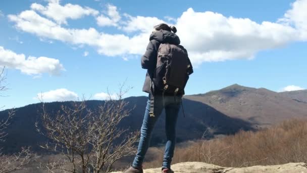 自然の自由 田舎トレッキングアドベンチャー 持続可能な旅行のための山での女性 ハイキング バックパッキング 単独でアウトドアを歩く山での女性旅行者とウェルネス休暇 — ストック動画