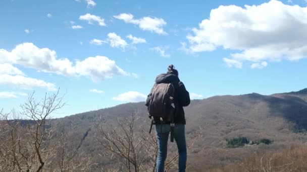 Mulher Caminhadas Mochilas Montanha Para Liberdade Natureza Aventura Trekking Rural — Vídeo de Stock