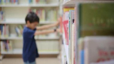 Anne ve Çocuklar Kitapçıda. Çocuklarının kitap seçmesine yardım eden bir anne.