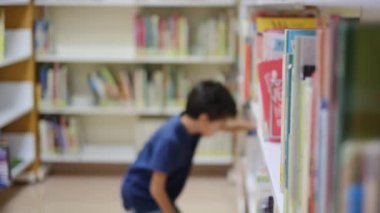 Anne ve Çocuklar Kitapçıda. Çocuklarının kitap seçmesine yardım eden bir anne.