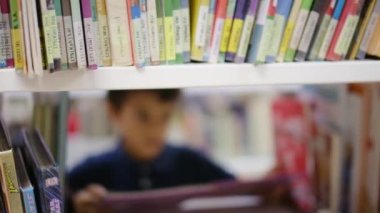 Anne ve Çocuklar Kitapçıda. Çocuklarının kitap seçmesine yardım eden bir anne.