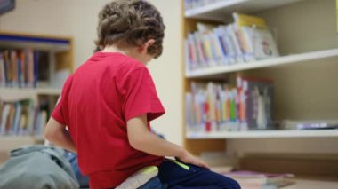 Anne ve Çocuklar Kitapçıda. Çocuklarının kitap seçmesine yardım eden bir anne.