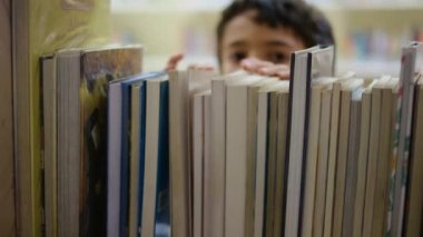 Anne ve Çocuklar Kitapçıda. Çocuklarının kitap seçmesine yardım eden bir anne.