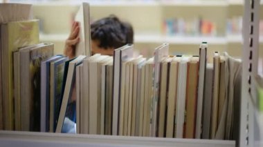 Anne ve Çocuklar Kitapçıda. Çocuklarının kitap seçmesine yardım eden bir anne.