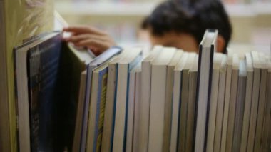 Anne ve Çocuklar Kitapçıda. Çocuklarının kitap seçmesine yardım eden bir anne.