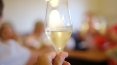 Şampanya ellerinde. Yakın plan. Kadeh kaldıran insanların fotoğrafı. 