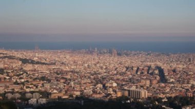 Barselona şehir mimari binalarının panoramik manzarası 