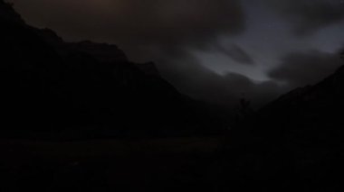 Dağların gece manzarası 
