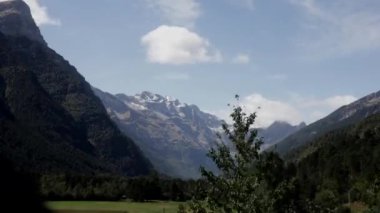 Fırtınalı, yağmurlu bir günde, kalın bulutlar gizemli bir sis içinde dağın zirvelerini örtüyor..