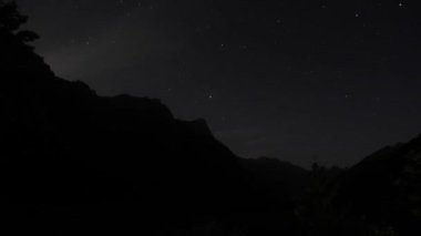 Dağların gece manzarası 