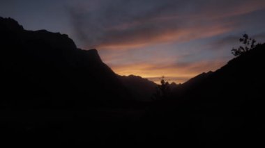 Dağların gece manzarası 