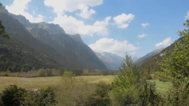 Fırtınalı, yağmurlu bir günde, kalın bulutlar gizemli bir sis içinde dağın zirvelerini örtüyor..