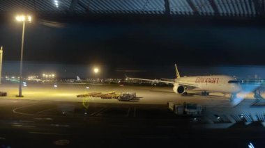Yolcu uçağı havaalanında, gece görüşü. 