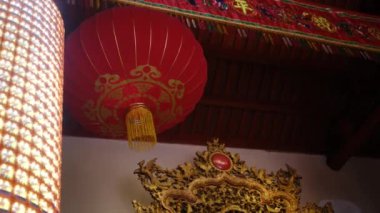 Tapınakta Çin feneri.