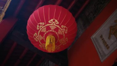 Tapınakta Çin feneri.