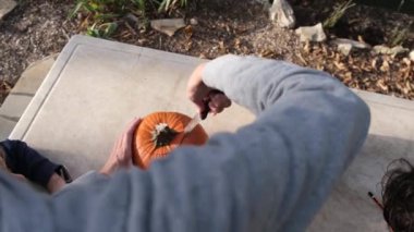 Cadılar Bayramı için balkabağı hazırlıyorum. Annem Cadılar Bayramı balkabağı yapıyor..