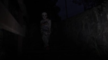 Cadılar bayramında korkunç zombi kostümlü çocuk