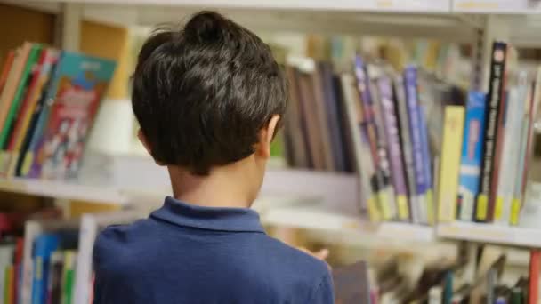 Moeder Kinderen Boekenwinkel Een Moeder Die Haar Kinderen Helpt Een — Stockvideo