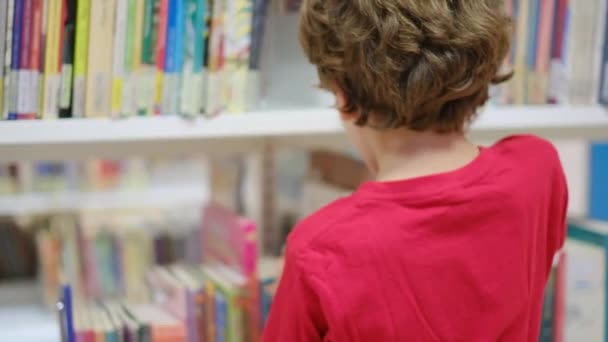 Mutter Und Kinder Buchladen Eine Mutter Hilft Ihren Kindern Bei — Stockvideo