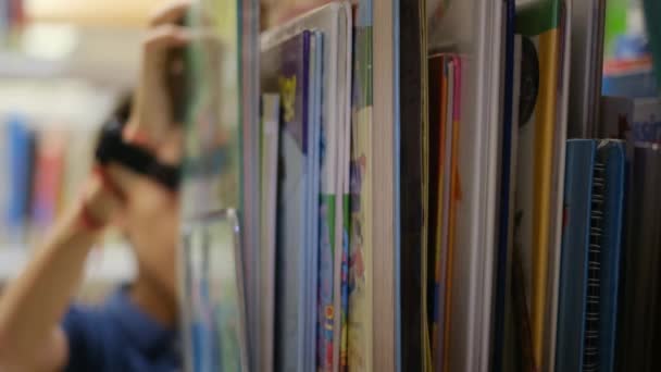Μητέρα Και Παιδιά Στο Βιβλιοπωλείο Μια Μητέρα Που Βοηθά Παιδιά — Αρχείο Βίντεο