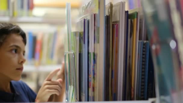 书店的妈妈和孩子们 一位母亲帮助她的孩子选择一本书 — 图库视频影像