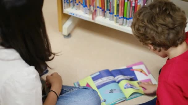 Μητέρα Και Παιδιά Στο Βιβλιοπωλείο Μια Μητέρα Που Βοηθά Παιδιά — Αρχείο Βίντεο