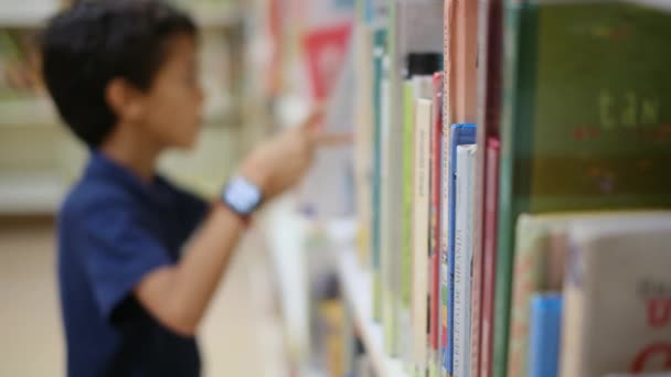 Anya Gyerekek Könyvesboltban Egy Anya Segít Gyerekeinek Válasszon Egy Könyvet — Stock videók