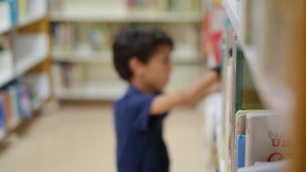 Matka Dzieci Księgarni Matka Pomaga Swoim Dzieciom Wybrać Książkę — Wideo stockowe