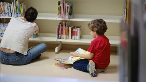 Mãe Filhos Livraria Uma Mãe Ajudando Seus Filhos Escolher Livro — Vídeo de Stock