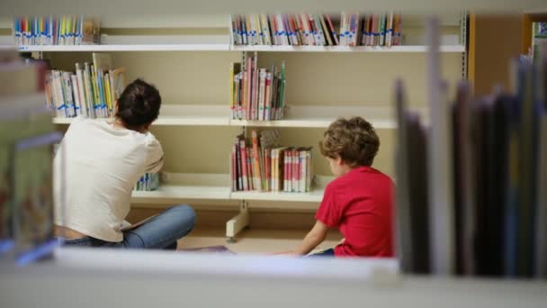 Mãe Filhos Livraria Uma Mãe Ajudando Seus Filhos Escolher Livro — Vídeo de Stock