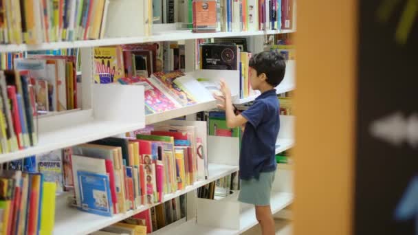 Mutter Und Kinder Buchladen Eine Mutter Hilft Ihren Kindern Bei — Stockvideo