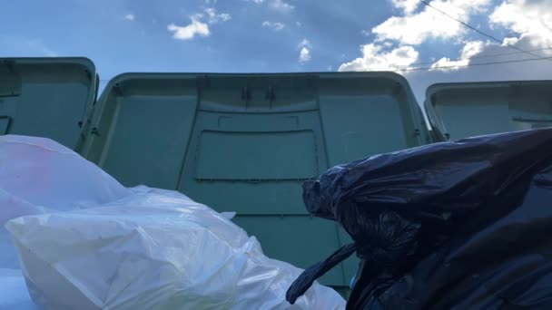 一堆黑色塑料袋 里面有垃圾在地板上 等着垃圾管理员把他们带走概念 废物管理 收集供处置 — 图库视频影像