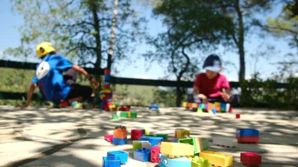 Маленькие Мальчики Играют Открытом Воздухе Одеяле Эко Красочные Кубики Парке — стоковое видео