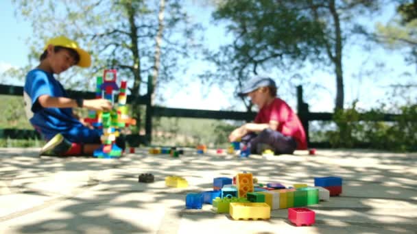 Маленькі Хлопчики Грають Відкритому Повітрі Ковдрі Еко Барвистими Кубиками Парку — стокове відео