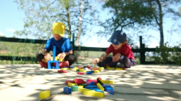 Meninos Brincando Livre Cobertor Com Cubos Eco Coloridos Parque — Vídeo de Stock