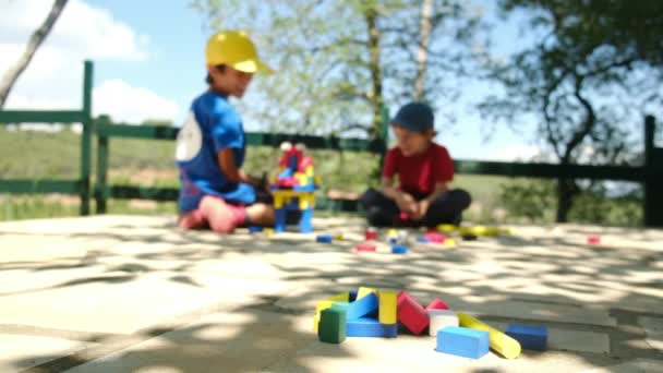 Kleine Jongens Spelen Buiten Deken Met Eco Kleurrijke Blokjes Het — Stockvideo