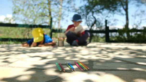 Розмитий Знімок Маленьких Хлопчиків Малюють Олівці Парку — стокове відео