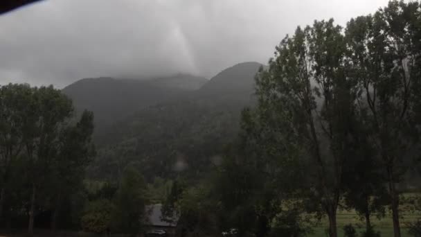 폭풍우가 비오는 두꺼운 구름이 신비한 속에서 꼭대기를 덮쳤습니다 — 비디오