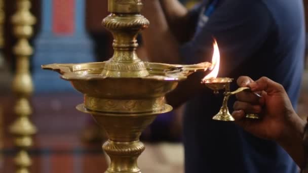 Gros Plan Flamme Bougie Dans Temple Indien Lors Festival Religieux — Video