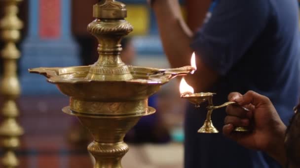 在印度庙宇的一个宗教节日Diwali上 烛焰的特写 — 图库视频影像