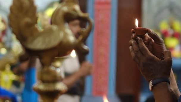 在印度寺庙的一个宗教节日Diwali的特写 — 图库视频影像