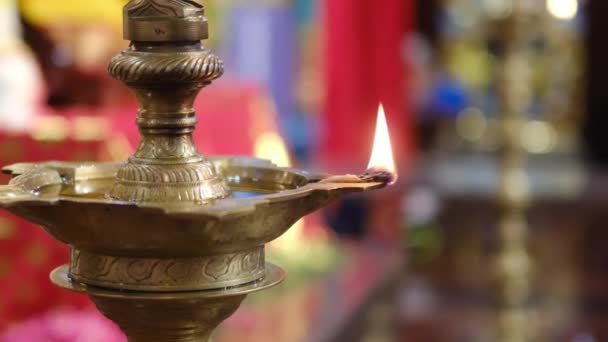 在印度庙宇的一个宗教节日Diwali上 烛焰的特写 — 图库视频影像