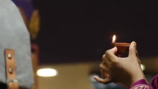 在印度寺庙的一个宗教节日Diwali的特写 — 图库视频影像