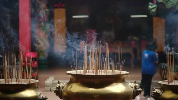 Bruciare Bastoncini Incenso Tempio Offerta Tradizionale Nel Tempio Buddista Indù — Video Stock